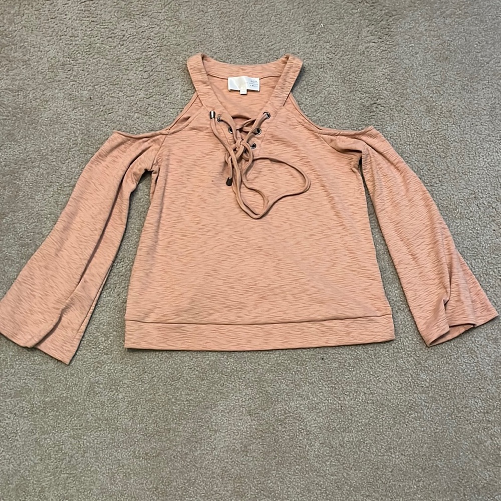 Open shoulder lounge shirt, size small 🤩by J.O.A Los Angeles